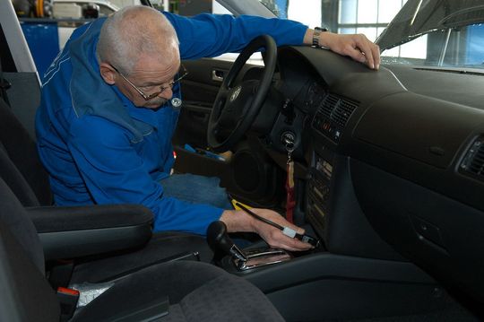 Neue TÜV-Bestimmungen für die HU: Elektronische Sicherheitsassistenten rücken ab April 2012 noch stärker in den Fokus der Hauptuntersuchung Neue TÜV-Bestimmungen für die HU: Elektronische Sicherheitsassistenten rücken ab April 2012 noch stärker in den Fokus der Hauptuntersuchung