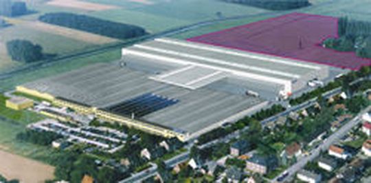 Luftaufnahme des Werks Anholt ergänzt um die neue X-Cube- Fertigungshalle, rechts dahinter (rot eingefärbt) das hinzu gekaufte Gelände für eine mögliche Erweiterung. (Bild: Trox)