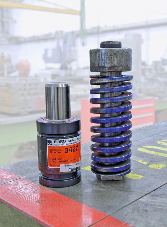 Die Gasdruckfedern von FIBRO sind sehr kompakt. Das Erleichtert die Umrüstung. (Bild: Fibro)