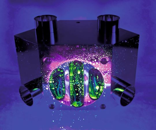 Visualisierung der Fluoreszenzwirkung von Riboflavin unter UV-Licht in einem Ventilknoten (Bild: Bürkert) Visualisierung der Fluoreszenzwirkung von Riboflavin unter UV-Licht in einem Ventilknoten (Bild: Bürkert)