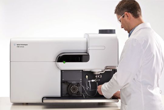 Das neue Atomemissionsspektrometer 4100 MP-AESverwendet ein Stickstoffplasma als Anregungsquelle und erhöht damit auch die Laborsicherheit. (Bild: Agilent Technologies) Das neue Atomemissionsspektrometer 4100 MP-AESverwendet ein Stickstoffplasma als Anregungsquelle und erhöht damit auch die Laborsicherheit. (Bild: Agilent Technologies)