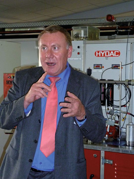 Dr. John K. Duchowski erklärt den Teilnehmern des Hydac-Symposiums, worauf es bei der Hydraulik in Pressen ankommt. (Bild: Kuhn) Dr. John K. Duchowski erklärt den Teilnehmern des Hydac-Symposiums, worauf es bei der Hydraulik in Pressen ankommt. (Bild: Kuhn)