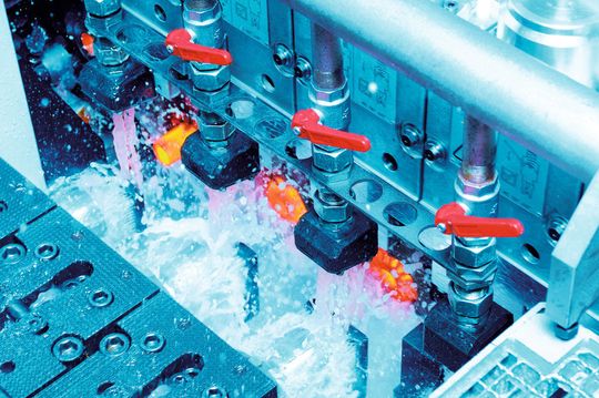 Für das Taumeln werden die Rohlinge der Kegelräder warm geschmiedet, haben jedoch erst circa 65% ihrer endgültigen Kontur erreicht. (Bild: Hatebur)