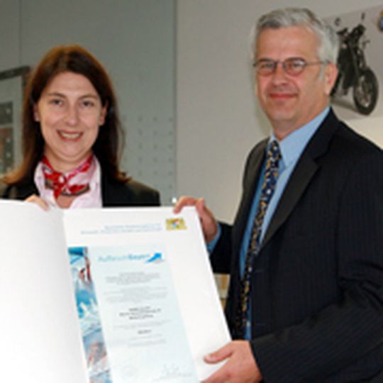 Staatssekretärin Katja Hessel und Horex-CEO Clemens Neese bei der Übergabe des Förderbescheids. Staatssekretärin Katja Hessel und Horex-CEO Clemens Neese bei der Übergabe des Förderbescheids.