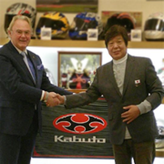 Pam de Vries (li.) ist Präsident von Kabuto Helmet Europe B.V. Pam de Vries (li.) ist Präsident von Kabuto Helmet Europe B.V.