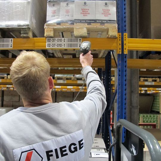 Auf rund 3000 Paletten lagert Fiege die edlen Spirituosen in seinem Logistikzentrum ein. Bild: Fiege Auf rund 3000 Paletten lagert Fiege die edlen Spirituosen in seinem Logistikzentrum ein. Bild: Fiege