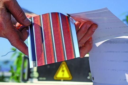 Quadratisch: Ein etwa 15x15 cm großes Solarmodul besteht aus vier Streifen Solarzellen (Foto: B. Trnovec /pmTUC)