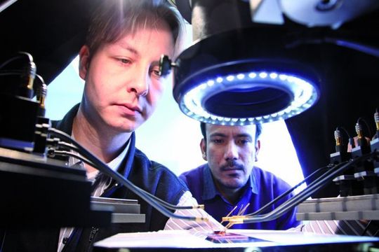 Tastspitzenmessplatz: Erhebung der Eigenschaften der gedruckten Solarzellen (Foto: pmTUC) Tastspitzenmessplatz: Erhebung der Eigenschaften der gedruckten Solarzellen (Foto: pmTUC)