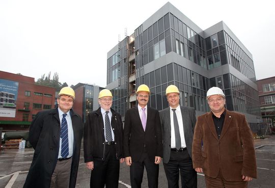 Freude über die Beendigung der Rohbaumaßnahmen des Zellbiologie-Technikums bei Bayer HealthCare in Wuppertal (v.l.n.r.): Dr. Clive Wood, Leiter Global Biologics bei Bayer Pharma, Dr. Dietrich Hörlein, Leiter Biotechnologische Entwicklung, Dr. Klaus Jelich, Standortleiter Bayer HealthCare Wuppertal, Willy Beumann, Betriebsratsvorsitzender Bayer HealthCare Wuppertal, Prof. Dr. Andreas Busch Leiter der globalen Forschung und frühen Entwicklung bei Bayer HealthCare (Bild: Bayer) Freude über die Beendigung der Rohbaumaßnahmen des Zellbiologie-Technikums bei Bayer HealthCare in Wuppertal (v.l.n.r.): Dr. Clive Wood, Leiter Global Biologics bei Bayer Pharma, Dr. Dietrich Hörlein, Leiter Biotechnologische Entwicklung, Dr. Klaus Jelich, Standortleiter Bayer HealthCare Wuppertal, Willy Beumann, Betriebsratsvorsitzender Bayer HealthCare Wuppertal, Prof. Dr. Andreas Busch Leiter der globalen Forschung und frühen Entwicklung bei Bayer HealthCare (Bild: Bayer)