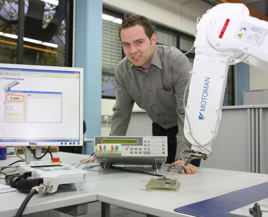 Axel Kütemann präsentiert seinen Roboter. (Bild: Harting)