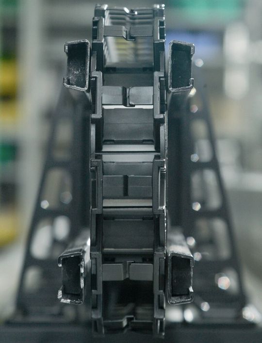 Schwebendes Magnet-Energiekettensystem LeviChain für berührungslose Verfahrwege bis zu 40 Meter bei hohen Geschwindigkeiten und Beschleunigungen. Schwebendes Magnet-Energiekettensystem LeviChain für berührungslose Verfahrwege bis zu 40 Meter bei hohen Geschwindigkeiten und Beschleunigungen.
