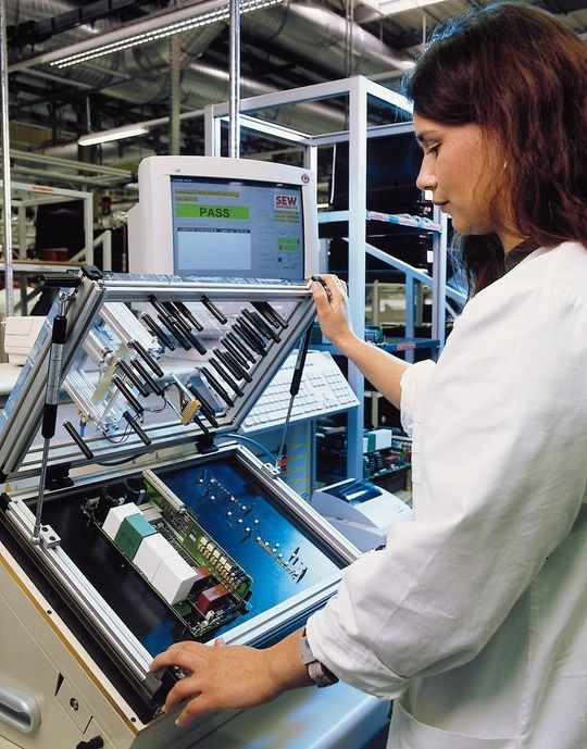 Die hoch moderne Elektronikfertigung in Bruchsal – 2000 zur besten Fabrik des Jahres gekürt Die hoch moderne Elektronikfertigung in Bruchsal – 2000 zur besten Fabrik des Jahres gekürt