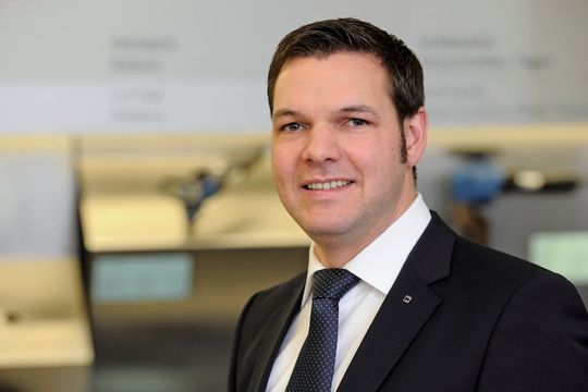 Johannes Wetzel, Vertriebsleiter des Geschäftsfeldes Elektrowerkzeuge bei Trumpf: „Beim Trutool TKF 2000 können Anwender ihren Qualitätsanspruch mithilfe unterschiedlicher Stoßstähle bedarfsgerecht erfüllen. Bild: Trumpf Johannes Wetzel, Vertriebsleiter des Geschäftsfeldes Elektrowerkzeuge bei Trumpf: „Beim Trutool TKF 2000 können Anwender ihren Qualitätsanspruch mithilfe unterschiedlicher Stoßstähle bedarfsgerecht erfüllen. Bild: Trumpf