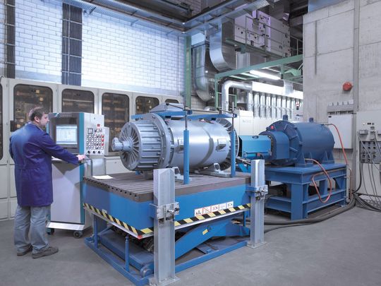 Maßgeschneidert: Dieser Prüfaufbau mit fahrbarem Bedienpult ist für den Test von Drehstrommotoren mit Nennleistungen bis 600 kW konzipiert