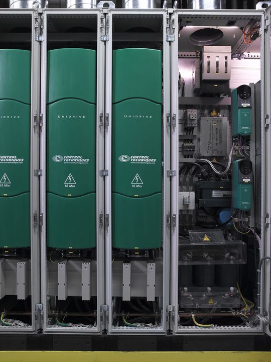E Moderne Umrichter desTyps Unidrive von Control Techniques sorgen für eine optimale Steuerung der benötigten Energie