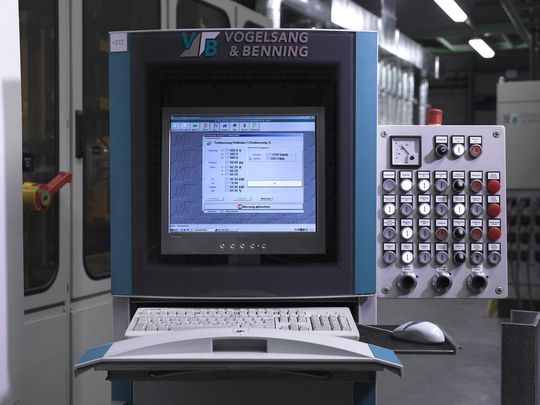 Fahrbares Bedienpult mit Prüfprogramm und zusätzlichen Bedienelementen