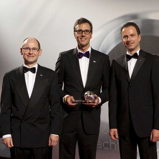 Nahmen den Deutschen Nachhaltigkeitspreis 2011 in Empfang (v.l.): Rupert Früh (Vorstand Finanzen), Michael Müller (Gründer und Vorstandsvorsitzender) sowie Marcus Hepp (Vorstand Produktion) von Müller — Die lila Logistik. Bild: DNP Nahmen den Deutschen Nachhaltigkeitspreis 2011 in Empfang (v.l.): Rupert Früh (Vorstand Finanzen), Michael Müller (Gründer und Vorstandsvorsitzender) sowie Marcus Hepp (Vorstand Produktion) von Müller — Die lila Logistik. Bild: DNP