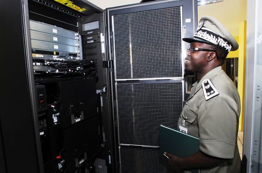Simon Pierre Thiaw, CIO des Senegal Customs Directorate, inspiziert den IBM Mainframe, der dem Finanzministerium des Senegal gehört. Bild: IBM Simon Pierre Thiaw, CIO des Senegal Customs Directorate, inspiziert den IBM Mainframe, der dem Finanzministerium des Senegal gehört. Bild: IBM