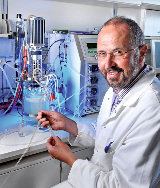 „Kohlenstoffdioxid und Wasserstoff könnten von acetogenen Bakterien zur Produktion von Aceton genutzt werden“, sagt Prof. Hubert Bahl von der Universität Rostock. (Bild: Georg Scharnweber/Universität Rostock) „Kohlenstoffdioxid und Wasserstoff könnten von acetogenen Bakterien zur Produktion von Aceton genutzt werden“, sagt Prof. Hubert Bahl von der Universität Rostock. (Bild: Georg Scharnweber/Universität Rostock)