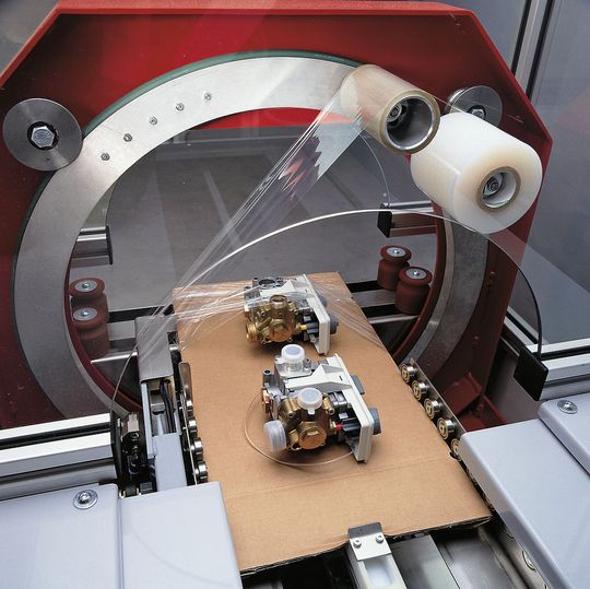 Das Twistpac-System umwickelt das zu verpackende Produkt automatisch mit Folie und fixiert es so sicher auf dem Tray. Bild: Pack 2000 Das Twistpac-System umwickelt das zu verpackende Produkt automatisch mit Folie und fixiert es so sicher auf dem Tray. Bild: Pack 2000