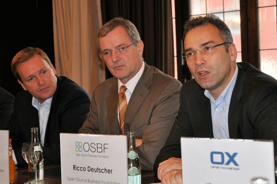 Andreas Urban (Microsoft, li.), Richard Seibt (Mitte) und Ricco Deutscher (beide OSBF) stellen die Open Cloud Business Initiative vor. Andreas Urban (Microsoft, li.), Richard Seibt (Mitte) und Ricco Deutscher (beide OSBF) stellen die Open Cloud Business Initiative vor.