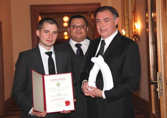 Von rechts: Senator h.c. Michael Szczesny, Generalsekretär Bundessenat WBA Daniel Quack, Jan Szczesny (Bild: EWM Hightec Welding)