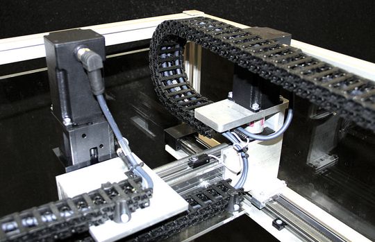 Raccordez-les, le jour est joué: des unités linéaires «drylin E» avec câble de puissance pour moteurs dans une chaîne porte-câbles en polymères sur un portique de manipulation. (Image: Igus GmbH) Raccordez-les, le jour est joué: des unités linéaires «drylin E» avec câble de puissance pour moteurs dans une chaîne porte-câbles en polymères sur un portique de manipulation. (Image: Igus GmbH)