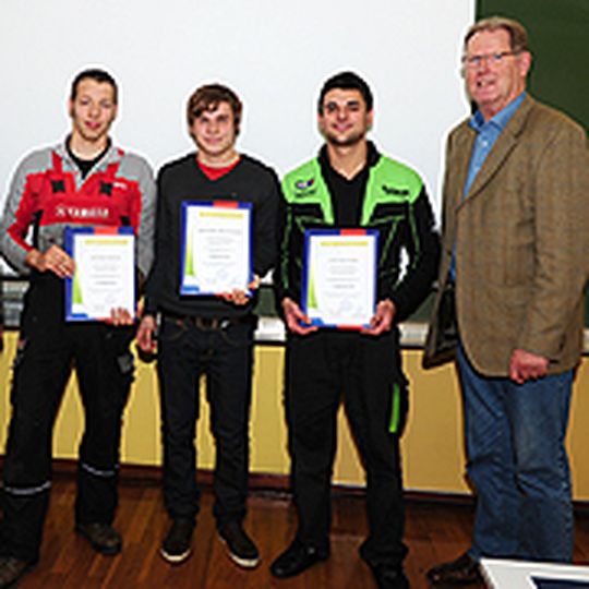 Die Bundessieger im Bereich Motorrad mit Schulleiter Jürgen Hunkeler Die Bundessieger im Bereich Motorrad mit Schulleiter Jürgen Hunkeler