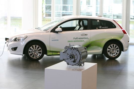 Siemens und Volvo Car Corporation wollen bei der technischen Entwicklung von Elektroautos zusammenarbeiten. Für den Typ Volvo C 30 Electric werden elektrische Antriebstechnik, Leistungselektronik und Ladetechnik gemeinsam weiterentwickelt. Schon Ende 2011 sollen die ersten Fahrzeuge mit Siemens-Motoren Tests absolvieren, ab Ende 2012 wird Volvo eine Testserie von bis zu 200 Autos für die Siemens-interne Testflotte zur Verfügung stellen. <em id="ForP_A2208CC0-99D3-D21B-E98544C04989072B">Bilder: Siemens</em> Siemens und Volvo Car Corporation wollen bei der technischen Entwicklung von Elektroautos zusammenarbeiten. Für den Typ Volvo C 30 Electric werden elektrische Antriebstechnik, Leistungselektronik und Ladetechnik gemeinsam weiterentwickelt. Schon Ende 2011 sollen die ersten Fahrzeuge mit Siemens-Motoren Tests absolvieren, ab Ende 2012 wird Volvo eine Testserie von bis zu 200 Autos für die Siemens-interne Testflotte zur Verfügung stellen. <em id="ForP_A2208CC0-99D3-D21B-E98544C04989072B">Bilder: Siemens</em>