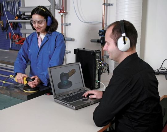 Vermessen einer Schleifmaschine im Labor: Die Vibrationen von Handwerkzeugen müssen in drei Dimensionen gemessen und angegeben werden. (Bild: Atlas Copco) Vermessen einer Schleifmaschine im Labor: Die Vibrationen von Handwerkzeugen müssen in drei Dimensionen gemessen und angegeben werden. (Bild: Atlas Copco)