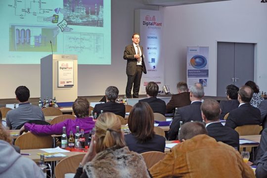 Prof. Dr. Leon Urbas, Professor für Prozessleittechnik an der TU Dresden, fragte in seinem Eröffungsvortrag: Gewerkeübergreifender intelligenter Datenaustausch – Utopie oder Wirklichkeit? (Bilder: Redaktion PROCESS) Prof. Dr. Leon Urbas, Professor für Prozessleittechnik an der TU Dresden, fragte in seinem Eröffungsvortrag: Gewerkeübergreifender intelligenter Datenaustausch – Utopie oder Wirklichkeit? (Bilder: Redaktion PROCESS)