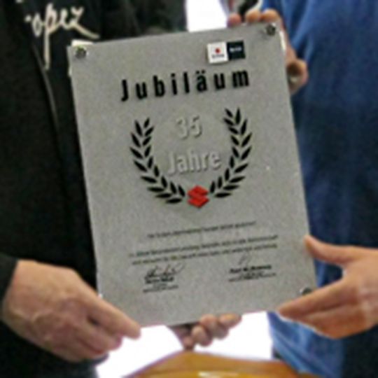 Das war Suzuki eine Urkunde wert: Das Zweirad Team Beinert ist seit 35 Jahren Partner der japanischen Marke. Das war Suzuki eine Urkunde wert: Das Zweirad Team Beinert ist seit 35 Jahren Partner der japanischen Marke.