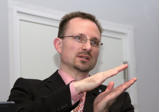 Dr. Torsten Draht von Böllhoff präsentiert schnelles Halbhohlstanznieten der 2. Generation: "Mit Rivset Gen2 lassen sich die Prozesse verschlanken und die Wertschöpfung erhöhen." (Bild: Michel) Dr. Torsten Draht von Böllhoff präsentiert schnelles Halbhohlstanznieten der 2. Generation: "Mit Rivset Gen2 lassen sich die Prozesse verschlanken und die Wertschöpfung erhöhen." (Bild: Michel)
