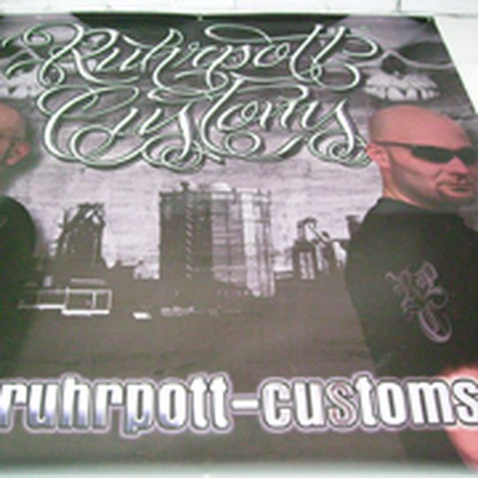 Geairbrushte Namenszüge auf Biker-Freizeitbekleidungslinie. Geairbrushte Namenszüge auf Biker-Freizeitbekleidungslinie.
