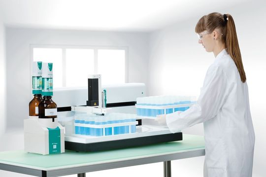 Der neue XYZ-Probengeber für die Titration. (Bild: Deutsche Metrohm) Der neue XYZ-Probengeber für die Titration. (Bild: Deutsche Metrohm)