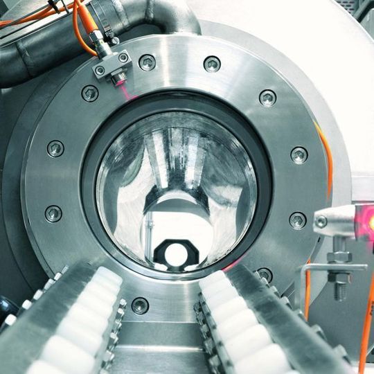 Mit der Testanlage lassen sich unterschiedliche Verpackungskonzepte in Verbindung mit HPP testen und weiterentwickeln. Bild: Multivac Mit der Testanlage lassen sich unterschiedliche Verpackungskonzepte in Verbindung mit HPP testen und weiterentwickeln. Bild: Multivac