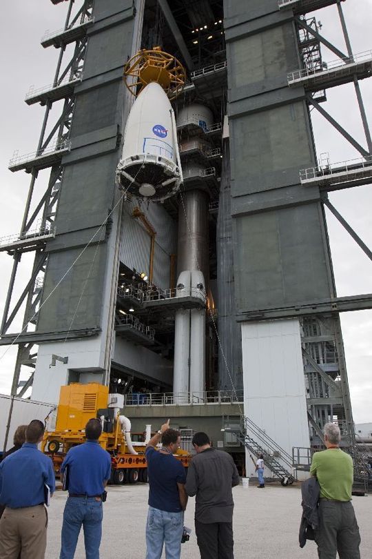 Das Mars Science Laboratory wird auf diei Spitze der insgesamt 58 Meter hohen Atlas V gehoben. Das Mars Science Laboratory wird auf diei Spitze der insgesamt 58 Meter hohen Atlas V gehoben.