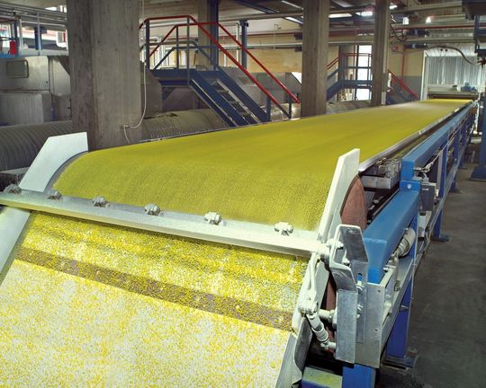 The significant extra capacity of the new Sandvik Rotoform HS2000 is made possible by the use of a wider depositor and steel belt cooler; instead of the 1500 mm width of the standard RFHS model, a 2000 mm belt is used to boost throughputs from 300 t/d to 400 t/d. (Picture: Sandvik) The significant extra capacity of the new Sandvik Rotoform HS2000 is made possible by the use of a wider depositor and steel belt cooler; instead of the 1500 mm width of the standard RFHS model, a 2000 mm belt is used to boost throughputs from 300 t/d to 400 t/d. (Picture: Sandvik)