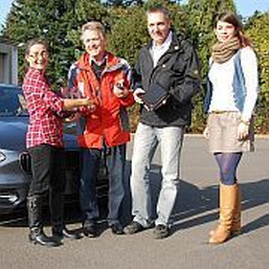 Bei der Fahrzeugübergabe: (v. li.) Andrea Riese (Vogel Business Media), Andreas Heistermann, »kfz-betrieb«-Chefredakteur Wolfgang Michel und Catharina Leybold (Vogel Business Media). Bei der Fahrzeugübergabe: (v. li.) Andrea Riese (Vogel Business Media), Andreas Heistermann, »kfz-betrieb«-Chefredakteur Wolfgang Michel und Catharina Leybold (Vogel Business Media).