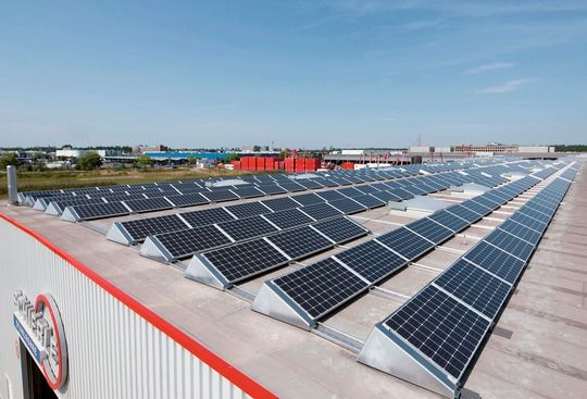 Und es geht doch: Der Stahlrohrspezialist Schierle produziert seinen Strom selbst mit einer Photovoltaikanlage auf dem Dach. (Bild: Schierle) Und es geht doch: Der Stahlrohrspezialist Schierle produziert seinen Strom selbst mit einer Photovoltaikanlage auf dem Dach. (Bild: Schierle)