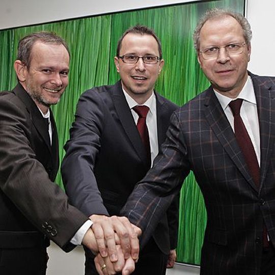 Neu in der Knapp-Geschäftsführung: Christian Grabner (Mitte), flankiert von den Vorständen Gerald Hofer (links) und Eduard Wünscher. Bild: Knapp Neu in der Knapp-Geschäftsführung: Christian Grabner (Mitte), flankiert von den Vorständen Gerald Hofer (links) und Eduard Wünscher. Bild: Knapp