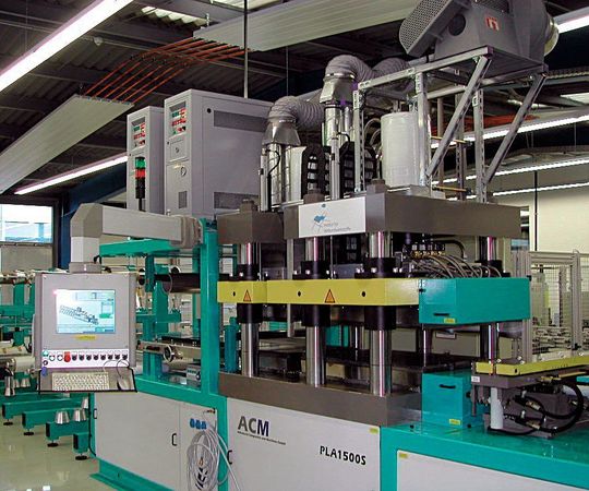 Das Intervallheißpressen ermöglicht die Herstellung belastbarer, geschlossener Hutprofile aus thermoplastischen Faserverbundkunststoffen. (Bild: IVW)