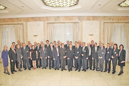 Die Teilnehmer des eGovernment Summit 2010. Auch in diesem Jahr wird die Runde wieder hochkarätig besetzt sein. Die Teilnehmer des eGovernment Summit 2010. Auch in diesem Jahr wird die Runde wieder hochkarätig besetzt sein.
