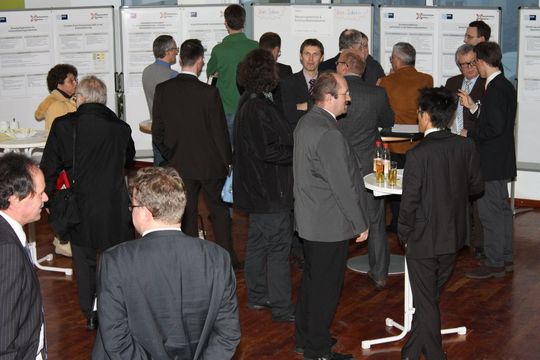 Beim 14. Kooperationsforum in der IHK Akademie Mittelfranken in Nürnberg haben 150 Teilnehmer von Unternehmen, Hochschulen und außeruniversitären F&E-Einrichtungen zahlreiche Vorschläge für F&E-Verbundprojekte erarbeitet. Beim 14. Kooperationsforum in der IHK Akademie Mittelfranken in Nürnberg haben 150 Teilnehmer von Unternehmen, Hochschulen und außeruniversitären F&E-Einrichtungen zahlreiche Vorschläge für F&E-Verbundprojekte erarbeitet.