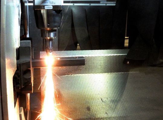 Große Rohre und Profile lassen sich auch mit Lasermaschinen wirtschaftlich bearbeiten. Bild: Kuhn Große Rohre und Profile lassen sich auch mit Lasermaschinen wirtschaftlich bearbeiten. Bild: Kuhn