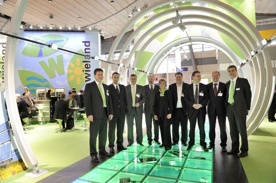 Zufriedene Gesichter in Hannover auf dem Wieland-Messestand: Zum nun schon traditionellen Messe-Talk traf sich das Cluster Mechatronik & Automation sowie das Automation Valley Nordbayern. Zufriedene Gesichter in Hannover auf dem Wieland-Messestand: Zum nun schon traditionellen Messe-Talk traf sich das Cluster Mechatronik & Automation sowie das Automation Valley Nordbayern.
