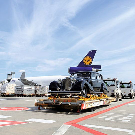 Nicht nur Kois, auch Autos fliegen mit der Lufthansa. Im Hintergrund stehen noch die traditionellen Aluboxen. Bild: Lufthansa Cargo Nicht nur Kois, auch Autos fliegen mit der Lufthansa. Im Hintergrund stehen noch die traditionellen Aluboxen. Bild: Lufthansa Cargo