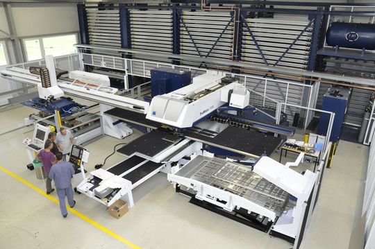 Mit der modernen Stanz-Laser-Maschine TruMatic 7000 verfügt die Hans Eberle AG über ein topmodernes und leistungsfähiges Zuschneidecenter mit fast unbegrenzten Möglichkeiten. (Bild: Hans Eberle AG) Mit der modernen Stanz-Laser-Maschine TruMatic 7000 verfügt die Hans Eberle AG über ein topmodernes und leistungsfähiges Zuschneidecenter mit fast unbegrenzten Möglichkeiten. (Bild: Hans Eberle AG)