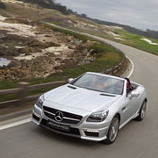 Vollblut-Roadster im Sparmodus: Der Mercedes SLK 55 AMG Achtzylinder bringt 422 PS und eine Spitze von 280 km/h. Dank „Zylinderabschaltung“ verbraucht der bärenstarke Zweisitzer Herstellerangaben zufolge im Schnitt aber nur 8,4 Liter Super pro 100 Kilometer. Vollblut-Roadster im Sparmodus: Der Mercedes SLK 55 AMG Achtzylinder bringt 422 PS und eine Spitze von 280 km/h. Dank „Zylinderabschaltung“ verbraucht der bärenstarke Zweisitzer Herstellerangaben zufolge im Schnitt aber nur 8,4 Liter Super pro 100 Kilometer.