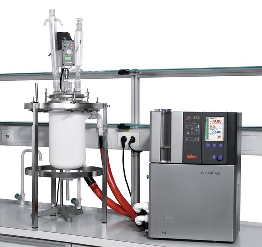 Abb.1: Mit über 50 Serienmodellen eignet sich die Unistat-Serie zur Reaktortemperierung in Forschung, Technikum und Produktion. (Bild: Peter Huber Kältemaschinenbau) Abb.1: Mit über 50 Serienmodellen eignet sich die Unistat-Serie zur Reaktortemperierung in Forschung, Technikum und Produktion. (Bild: Peter Huber Kältemaschinenbau)